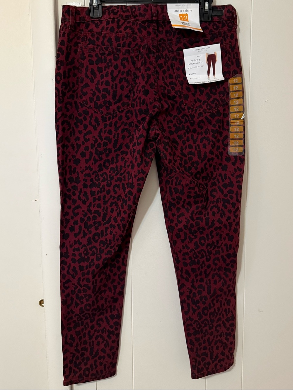 Leopard Print mid-rise ankle Skinny Pants - Burgundy & Black - Picture 2 of 3